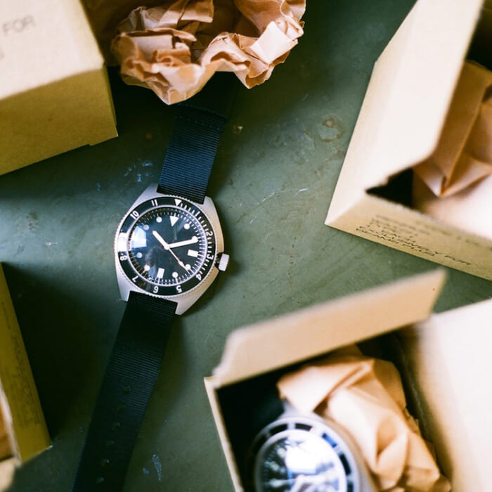 A masterpiece of military watches with shining functional beauty revived in the modern age. The designer is BEAMS PLUS.