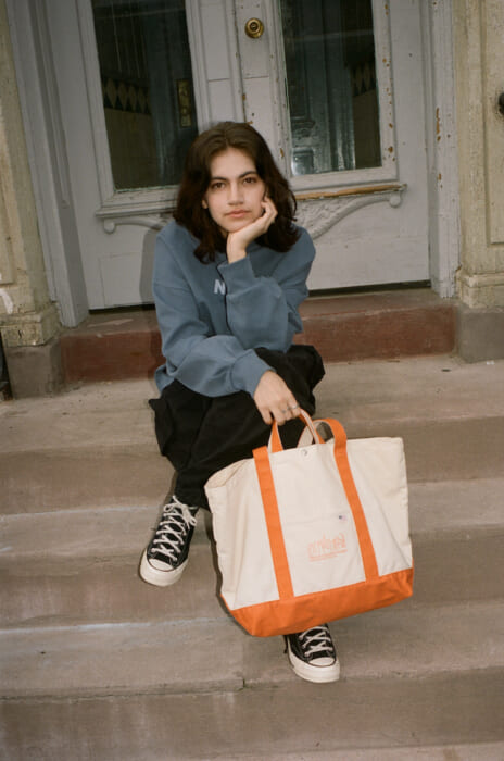 コーデを彩る鮮やかなコントラスト。マンハッタンポーテージの新作は、キャンバスシリーズ初となるバイカラー仕様。