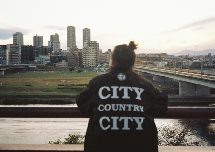 デッドストックスウェットに続いて、今度はコーチジャケットが登場。ゆったりシルエットで、モダンな面構えになっています。