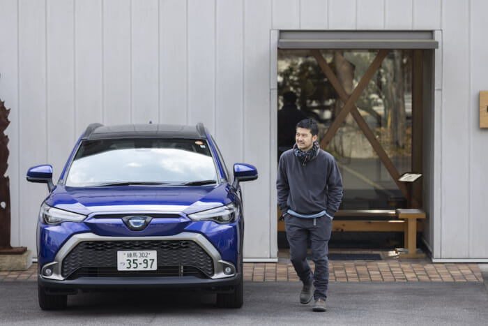 Non-native Takayuki Fujii is obsessed with "Made in Japan" and takes you on a road trip to Kagawa with Corolla Cross to experience its beauty and value.