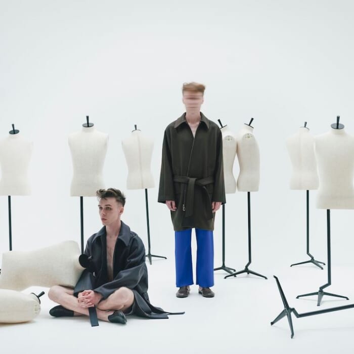 The theme is the cohabitation of warmth and inorganic. Amber has arrived with looks from the Fall/Winter 2022 season. An order event will also be held.