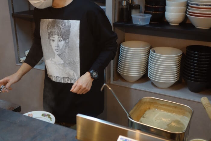ニボラー御用達のラーメン屋、西永福の煮干箱がTシャツを作ったんですが、当たり前のロゴTじゃなくてご麺なさい。
