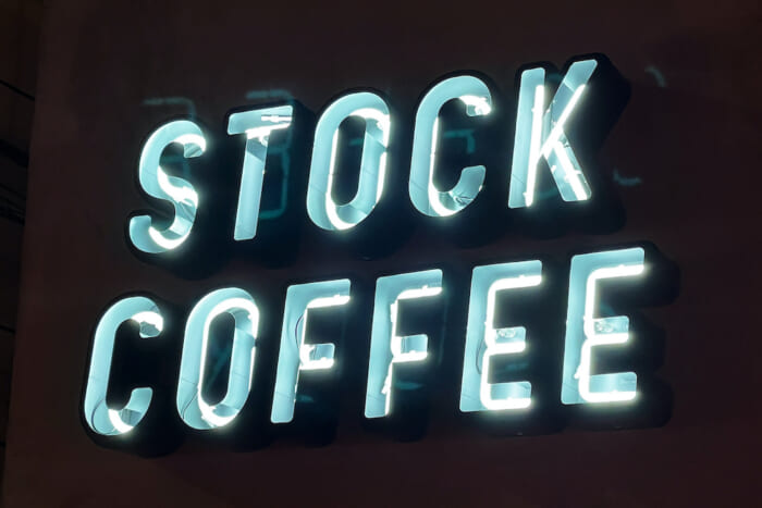 A new landmark in Nakameguro. Stock Coffee, a unique cafe with pudding as its signature menu item, has opened.