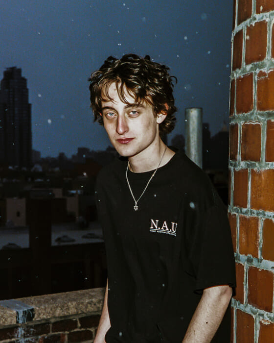 アウトドアとストリートの邂逅。エヌ.エー.ユー×ビーセカンドによる別注作は、都会の闇夜に溶け込む4つのTシャツです。