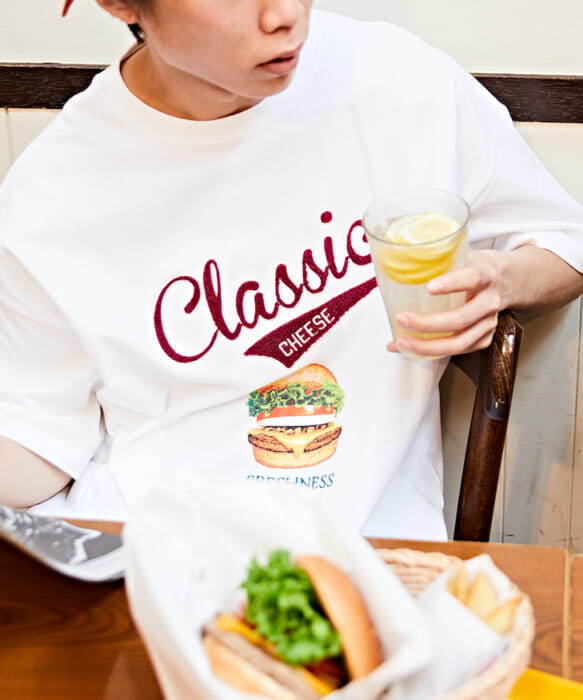 Cross-industry collaboration between Freaks Store and Freshness Burger. Big silhouette meaty T-shirts are now available.