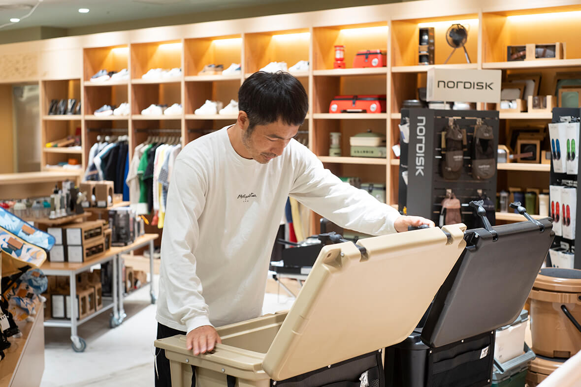 写真家・平野太呂、渋谷PARCOで旅道具を選ぶ。 | feature | HOUYHNHNM