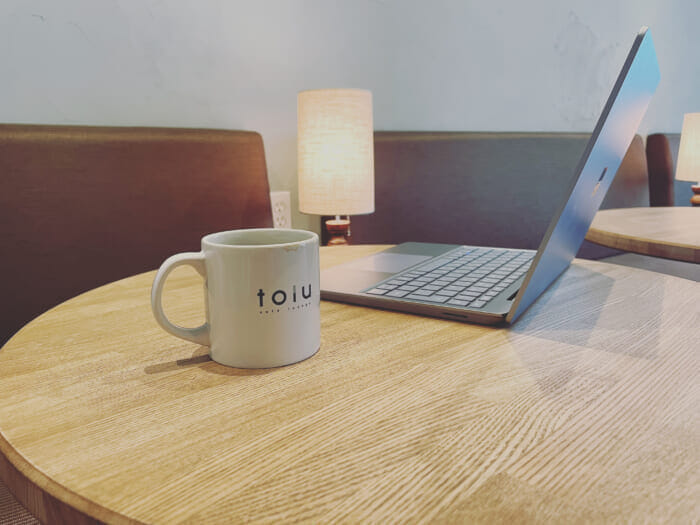 Take a break from work and have a shisha. Co-working space tolu in Shibuya , a hole in the wall.