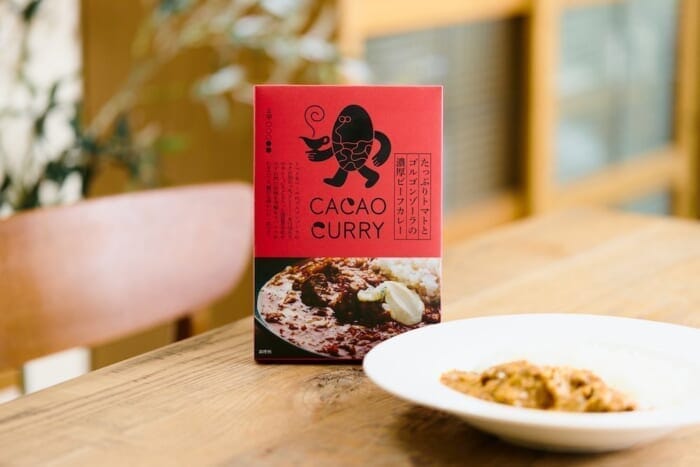 ユザーンが監修した波佐見焼のカレー皿に、カレー映えする2色の ユザーンが監修した波佐見焼のカレー皿に、カレー映えする2色の