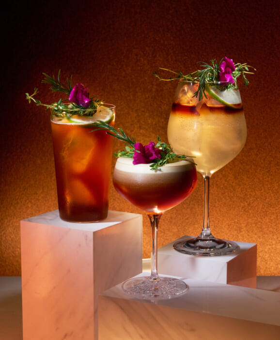 スターバックスとアンブッシュによる初コラボ。コールド ブリュー コーヒーとテキーラ組み合わせた3種が登場。