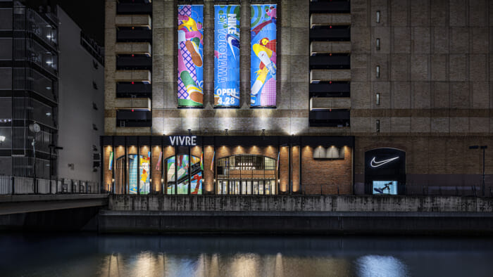 NIKE Liveの国内2号店が横浜にオープン。一乗ひかるによる巨大なアートウォールも出現。