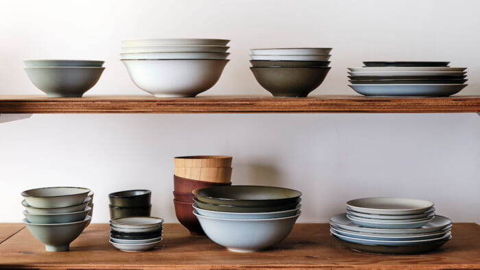 和洋折衷、日本のテーブルの上は混食しています。そこになじむ器が、アロングなのです。