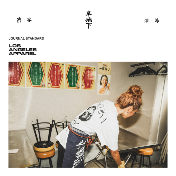 渋谷 半地下酒場のオープン1周年を記念したジャーナルスタンダードとのコラボTが登場。ボディは定番のロスアパです。