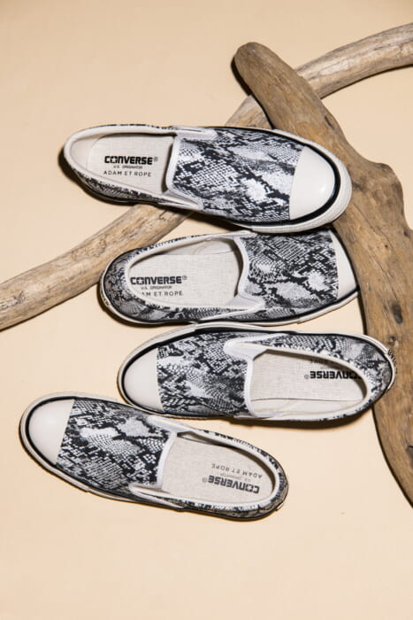 アダム エ ロペからコンバースとの別注スリッポンが発売。夏に素足で履きこなしたい一足が到着しました。