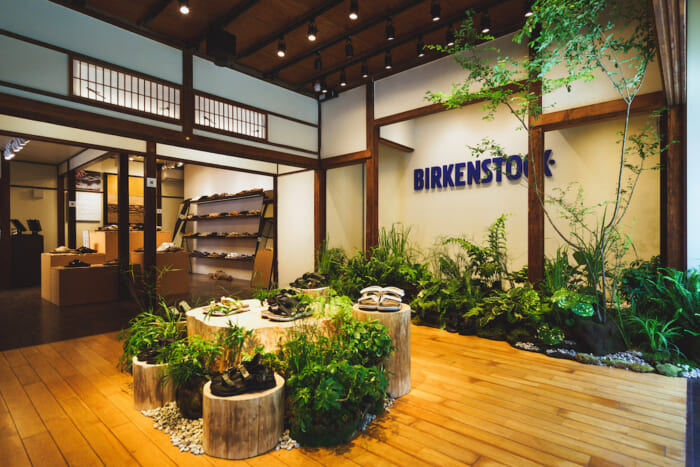 Birkenstock's pop-up store , where you can bathe in nature and walk with nature. The theme for rainy June is "NATURE".
