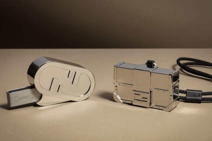 フェンディが切り拓く、新しいラグジュアリー。ロジャーとコラボしたテックアクセサリーが登場。