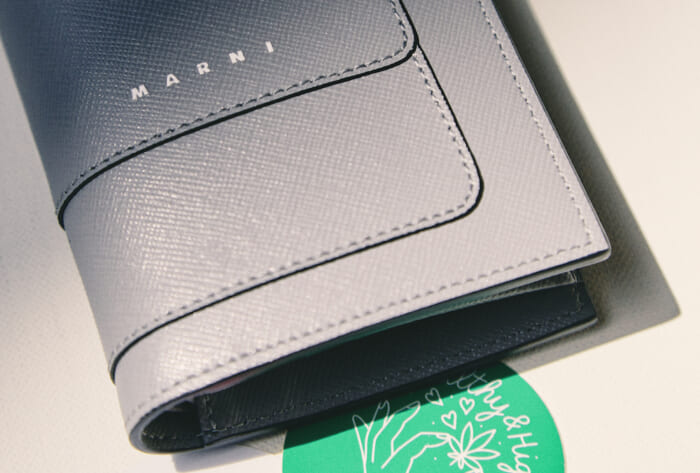連載「憧れの逸品」No.257 美術館に展示されていそうなマルニのスモールレザーグッズ。