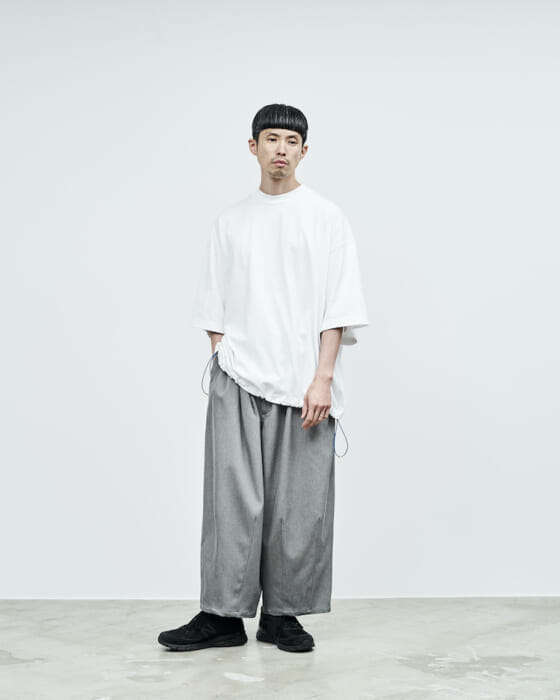 グラフペーパーとイズネスによる、4度目のコラボがリリース。ひと癖ある上質なサマーウェアが揃います。