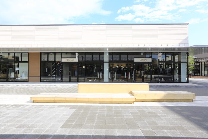 Environmental consideration is not only in the production of clothes, but also in the creation of stores. What is the full-fledged introduction of the "Green Concept" to Armani outlet stores?