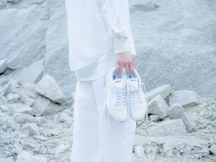 夏、白スニーカーを履く。ユナイテッドアローズがリーボックに別注したミニマルなクラシックレザー。