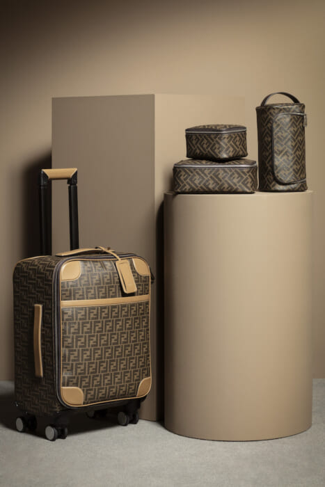 大人の旅に、メゾンの逸品を。トラベルシーンを彩る実用性と佇まいを備えたコレクションがフェンディから登場。