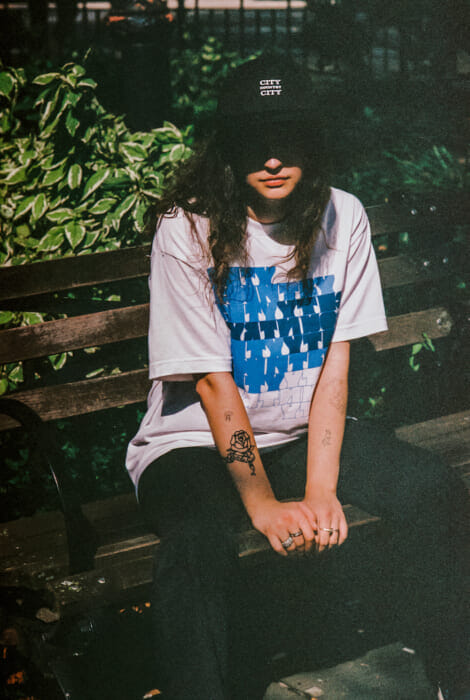 ブランド初となるキャップと、音を感じるグラフィックTシャツ。シティー カントリー シティーの新作で残暑を楽しんで。