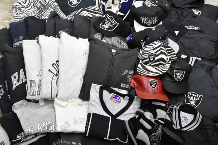 ギャングスタのアイコン、ロサンゼルス・レイダースのレアピースがアームズ クロージングストアに大集合!