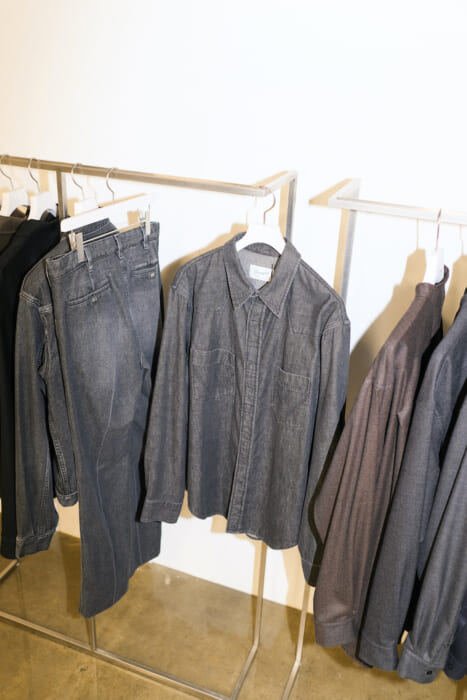 原点回帰のウィーウィルと75周年のラングラー。名作をアレンジしたブラックデニムが発売。