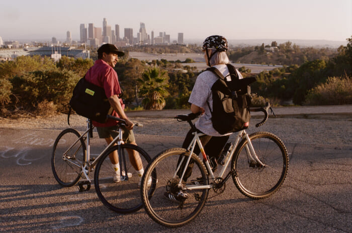 惹き込まれる2分30秒。二人の自転車乗りのリアルな日常は、マンハッタンポーテージのYoutubeにて。