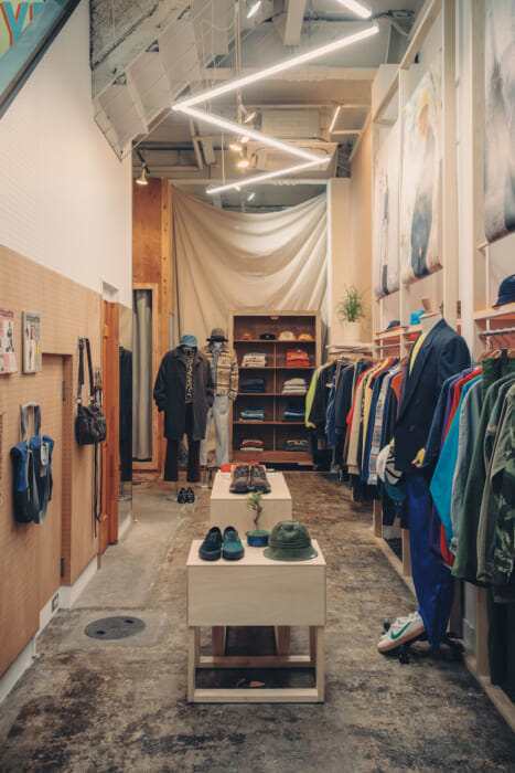 古着屋でもあり、セレクトショップでもあるお店。スタイリストが大阪に建国したのは、ネイションという名の不思議な空間です。