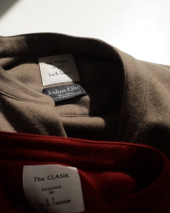 暖かなデザインと柔らかな着心地。ランド オブ トゥモローとザ クラシックがつくった、上質な秋の一枚。