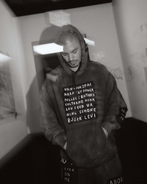 憧れのアーティストたちの名前を胸に。リーバイ・パタのアートワークをまとったバウワウのコラボ作が非常に良い出来栄えです。