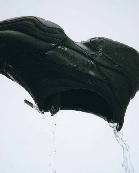 O.A.O.'s first waterproof sneakers are released. Water-themed pop-ups will also be held in Tokyo and Osaka.