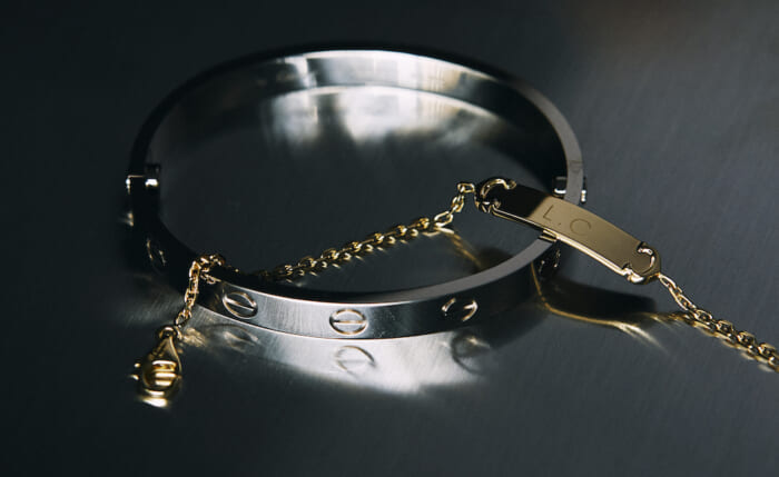 連載「憧れの逸品」No.284 愛を封じ込めるカルティエのブレスレット。