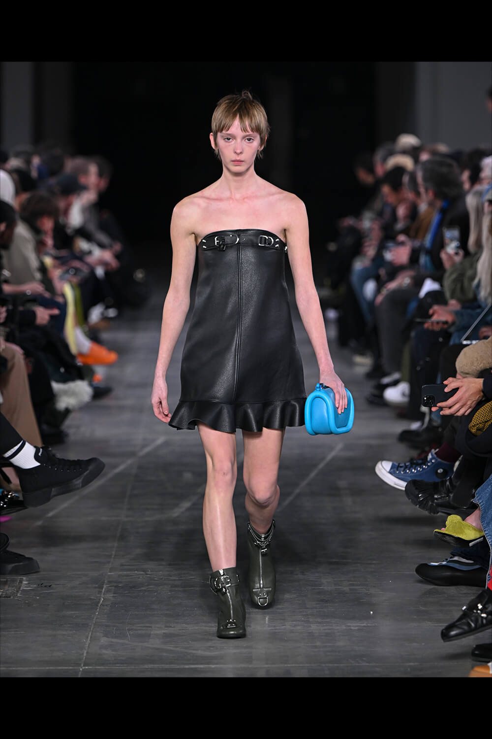 バンパー ムーン レザーショルダーバッグ in シルバートーン | JW Anderson JP