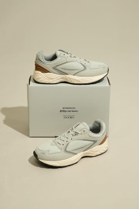 Urban Research Doors has specially ordered the popular Eight Tens model. A coloring that can only be found here was born.