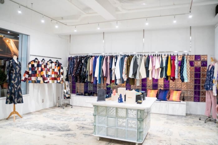 新鋭ブランドのツイタチが初の旗艦店を沖縄の那覇市にオープン。ブランドアイテムに古着、琉球ガラスなどが迎えてくれます。