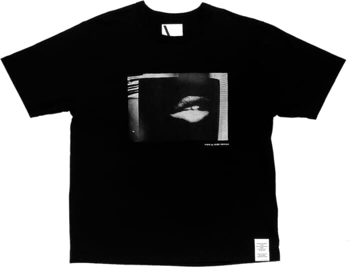 PLUSとのコラボによって浮かびあがった、森山大道の写真の新たな魅力。3月10日に、Tシャツなど全5型がリリースされます。