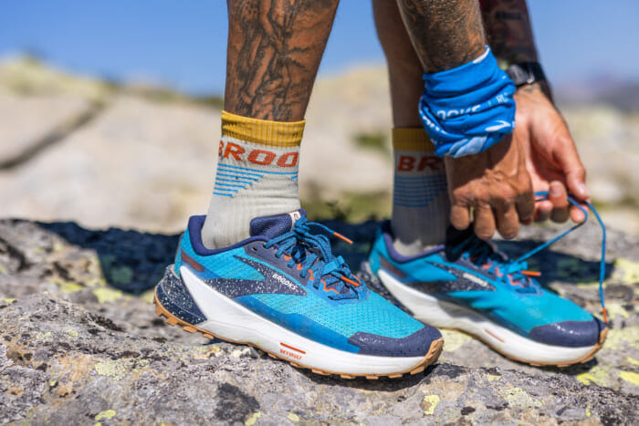 ブルックスのトレランシューズ「カタマウント」がアップデート。新開発プレートが登りの推進力をサポートします。