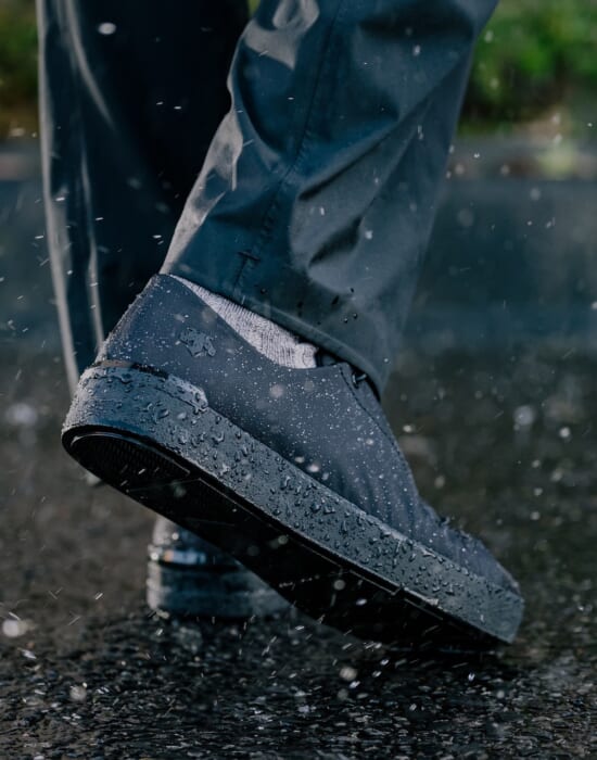 Applying the shell making method! Descente's waterproof sneakers for a scene-less environment.