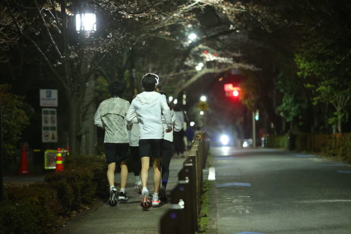 adidas Dark Night Runで、女性ランナーの不安を疑似体験。安全に走るために何ができるかを話し合いました。