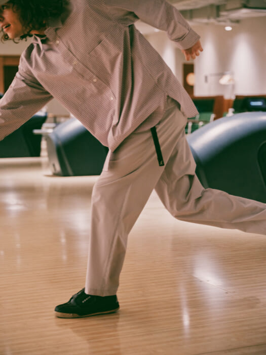 Classy, active and versatile pants. They are released through a collaboration between Gramichi and Urban Research.