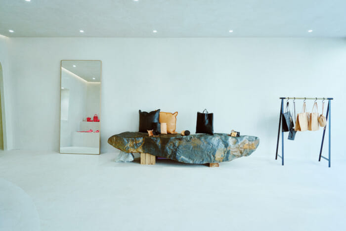 はじまりと場所を意味する言葉を店名にこめて。イッチの旗艦店&ギャラリーは、都会の喧騒を忘れさせてくれる空間です。