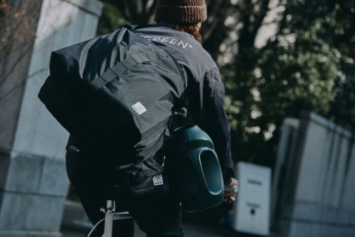 植栽メンテナンスをしながら環境にも配慮したい。そんな思いからブリーフィングとキープグリーンがメッセンジャーバッグを製作。