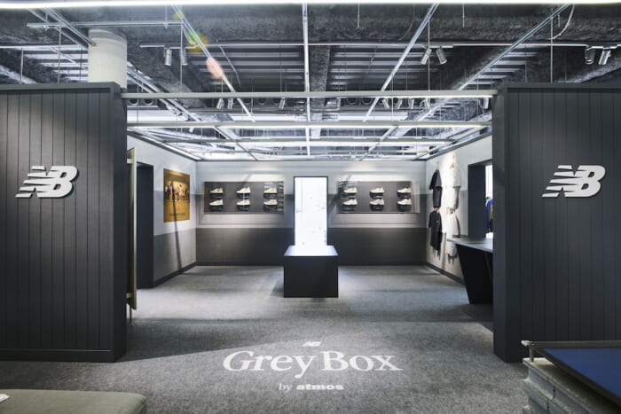 New Balance celebrates gray, with a pop-up to kick off Grey Day, now being held at the Atmos Shinjuku store.