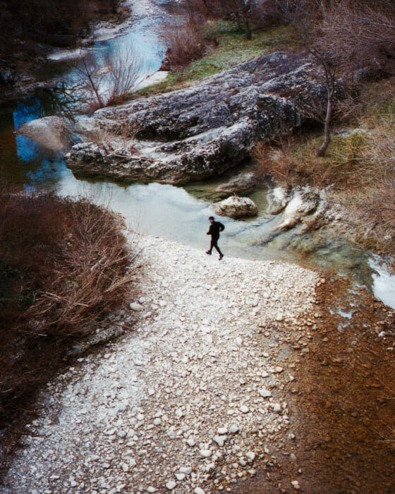 ローカットとスリッポンの2つの顔。サロモンとグラミチのコラボは一石二鳥でフィールドを選びません。