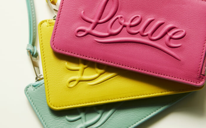 連載「憧れの逸品」No.298 心浮き立つロエベのカラフルなカードケース。