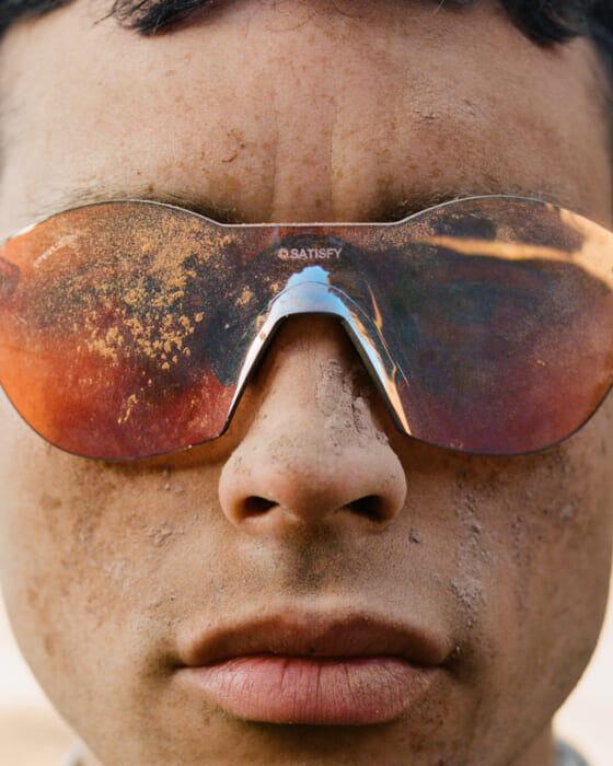 What is running gear weighing only 24g? A capsule collection by Satisfy and Oakley is now available.