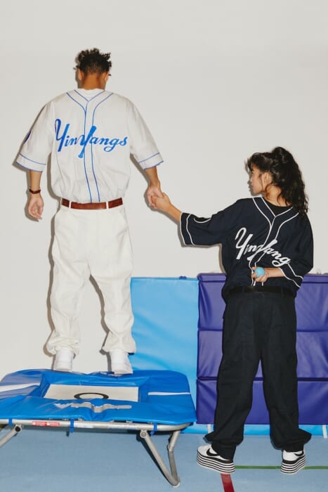 柔軟なアイデアで再構築された、ウィットに富んだユニフォーム。ブラックウィドーとスターターのコラボが発売中。