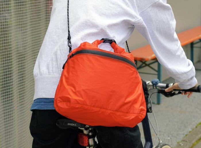 晴れの日も雨の日も、カバンの中でも。なんならチャリにも乗れるドライバッグです。