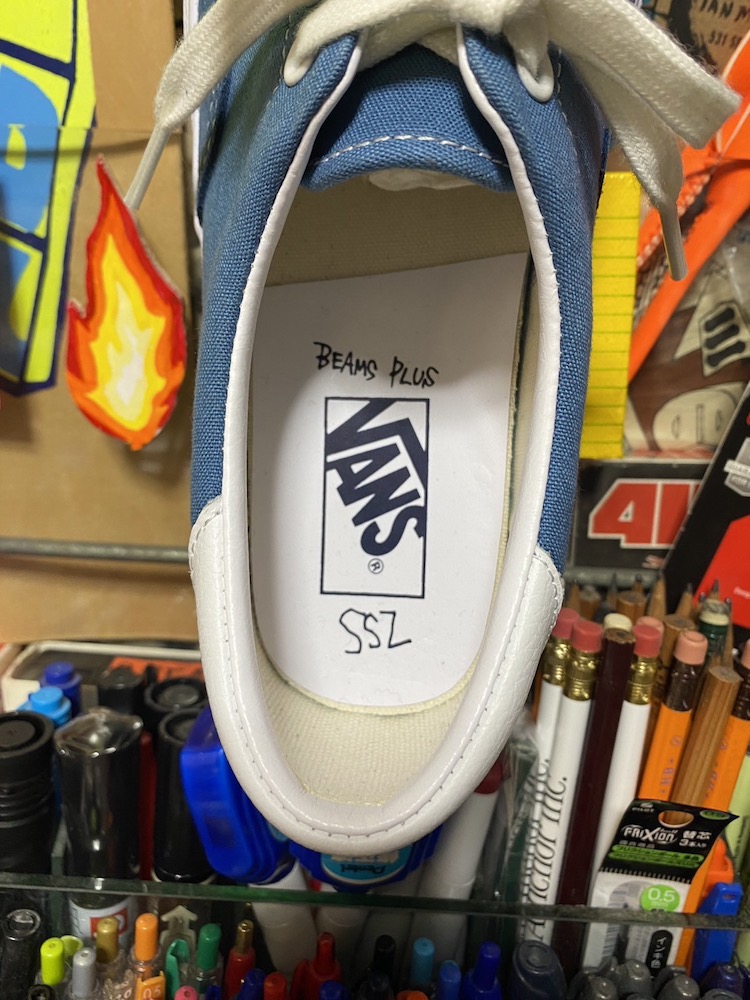 海と太陽のもとで映える、ネイビーのERAとSLIP ON。ヴァンズの名品に ...